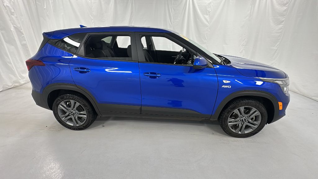 2023 Kia Seltos LX photo 2