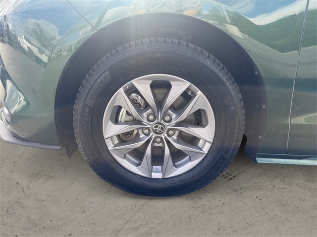 2023 Toyota Sienna LE photo 10