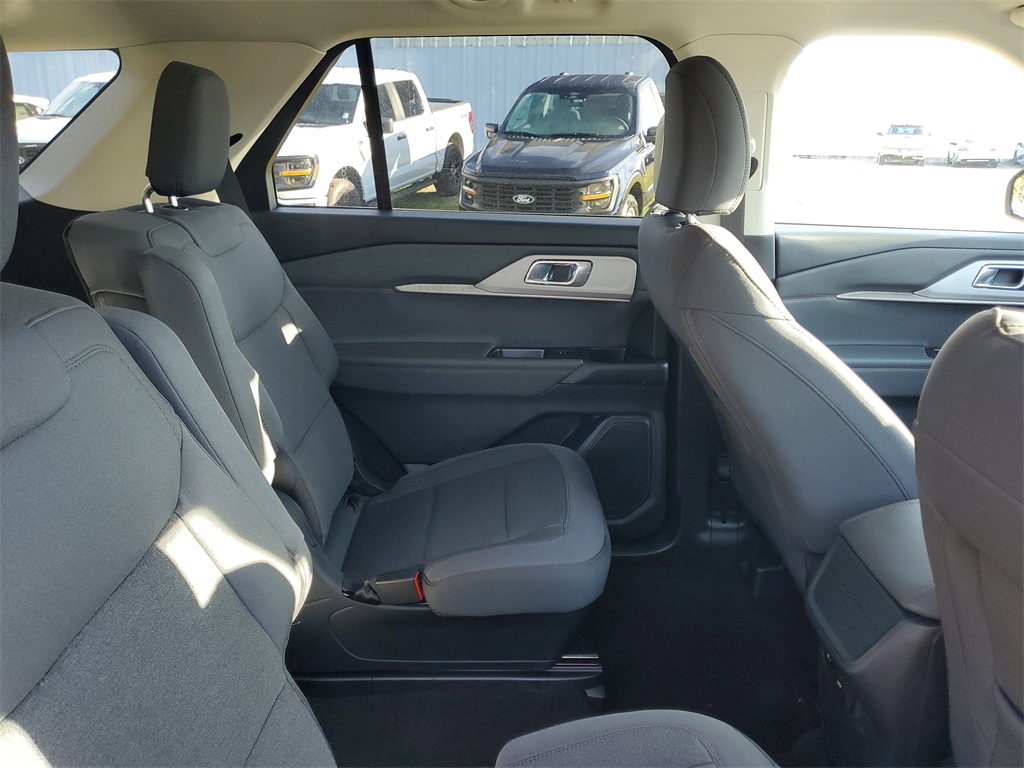 2025 Ford Explorer photo 29