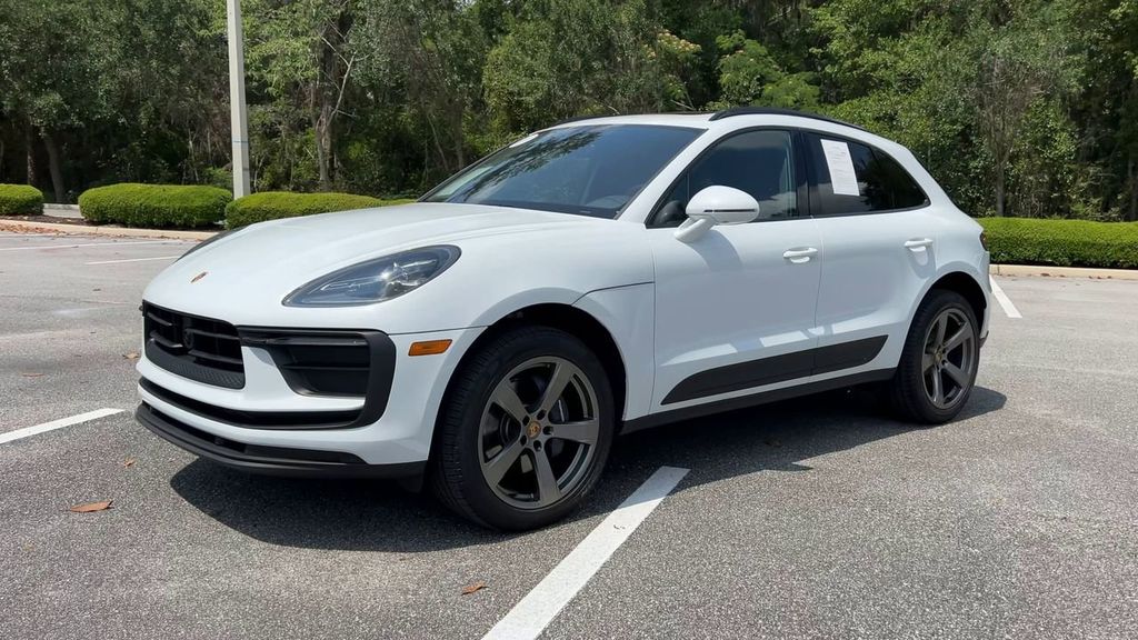 2025 Porsche Macan Base photo 4