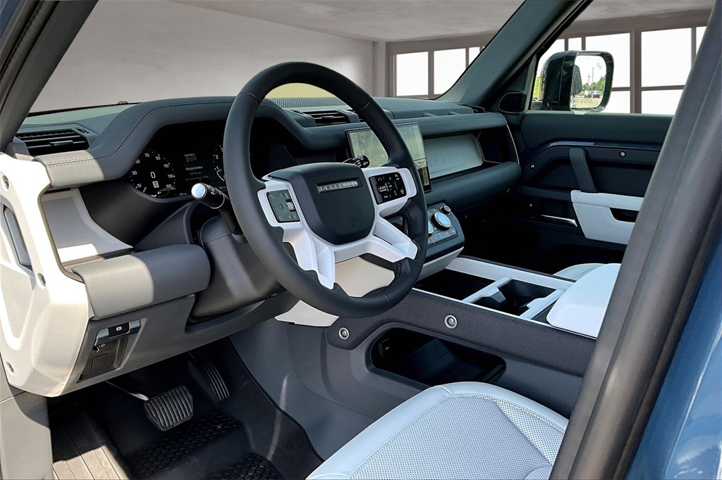 2025 Land Rover Defender 110 S photo 5