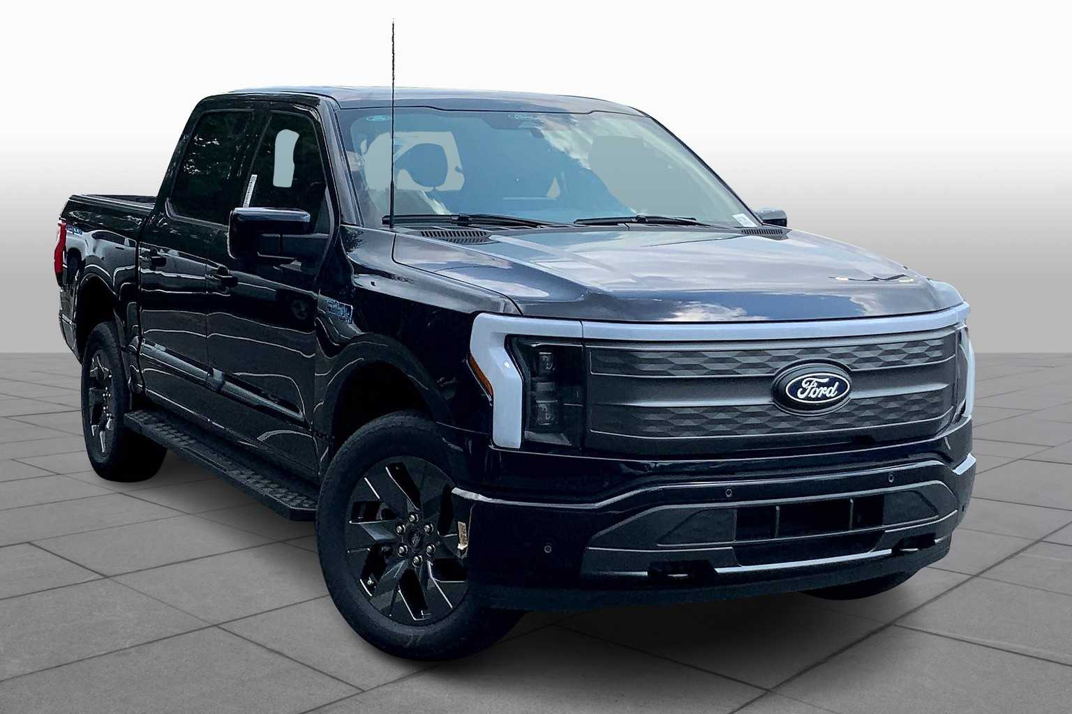 2025 Ford F-150 Lightning Lariat photo 2