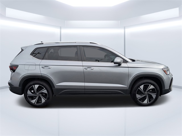 2025 Volkswagen Taos SE photo 2