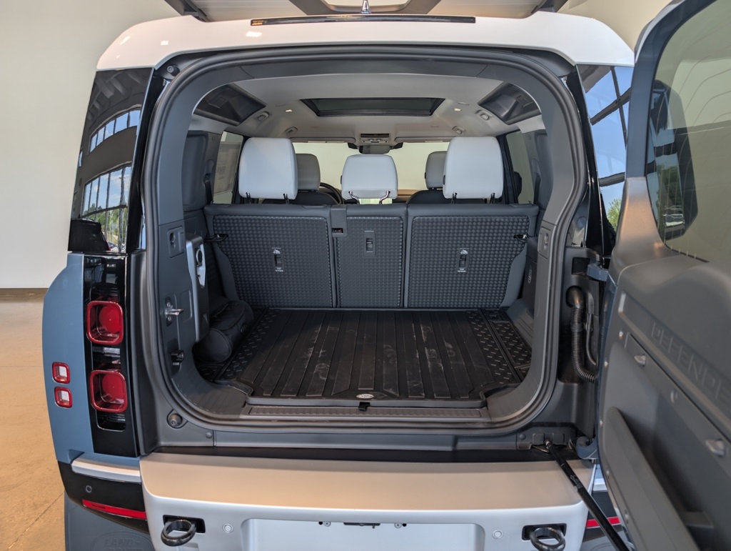2025 Land Rover Defender 110 S photo 5