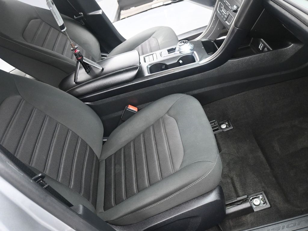 2020 Ford Fusion SE photo 2