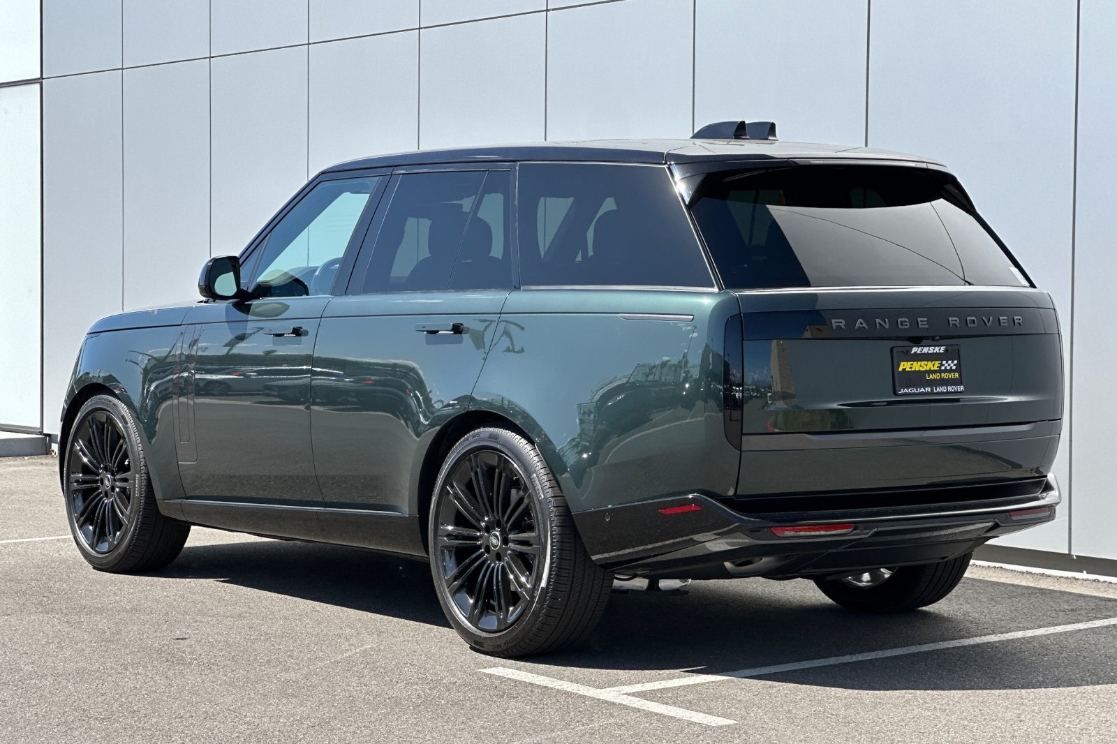 2025 Land Rover Range Rover SE photo 3