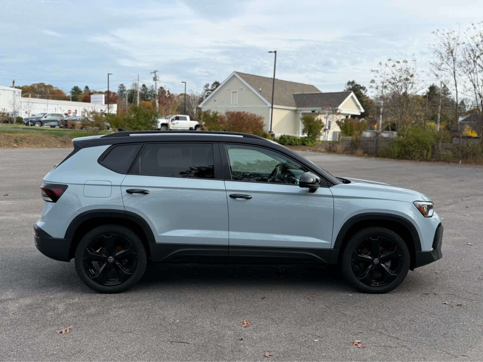 2025 Volkswagen Taos SE photo 3