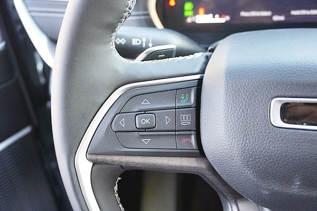 New 2023 Silver Zynith Exterior Paint Jeep Limited image 39