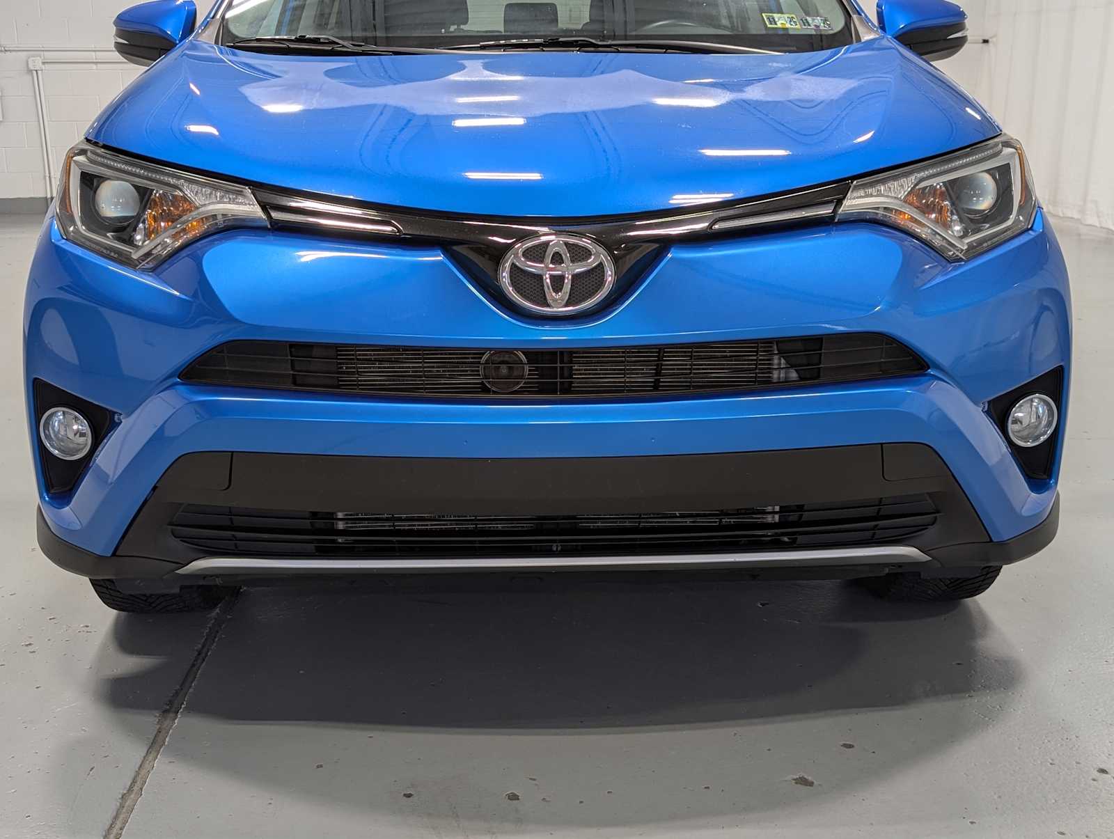 2016 Toyota RAV4 XLE photo 2