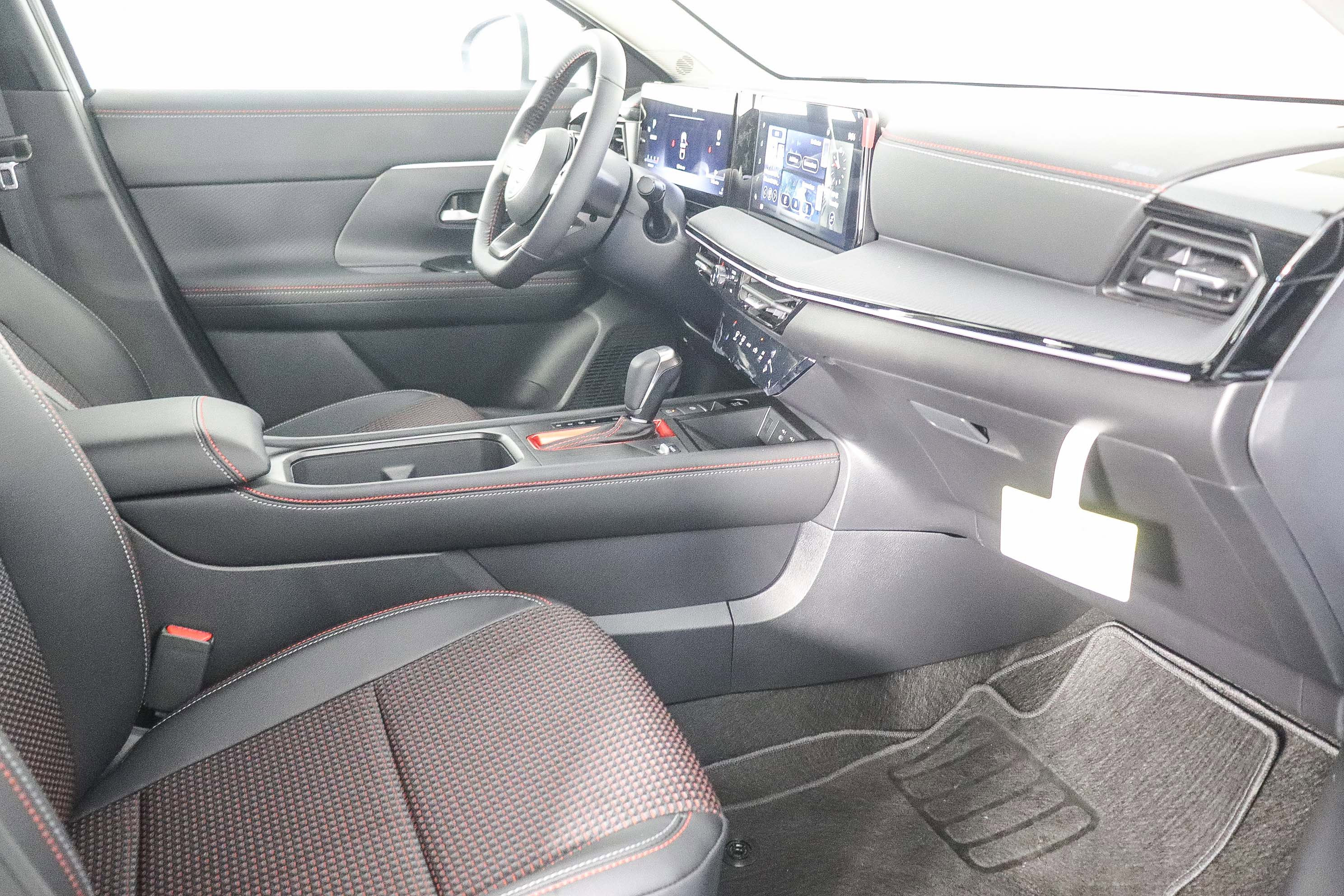 2025 Nissan Kicks SR photo 17