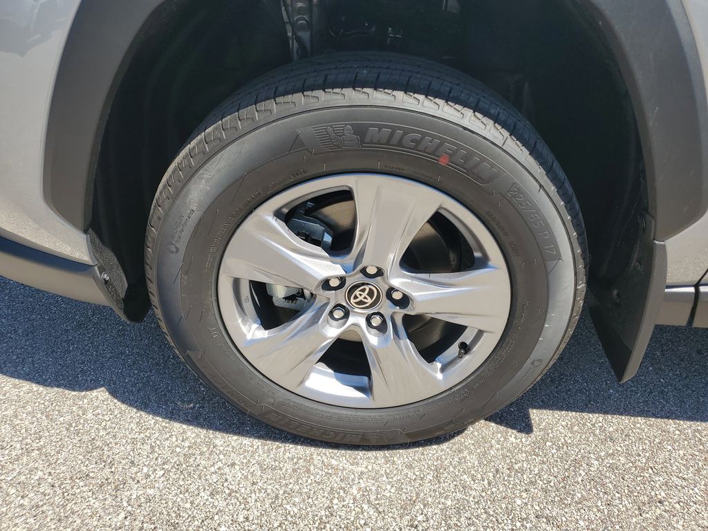2025 Toyota RAV4 XLE photo 9