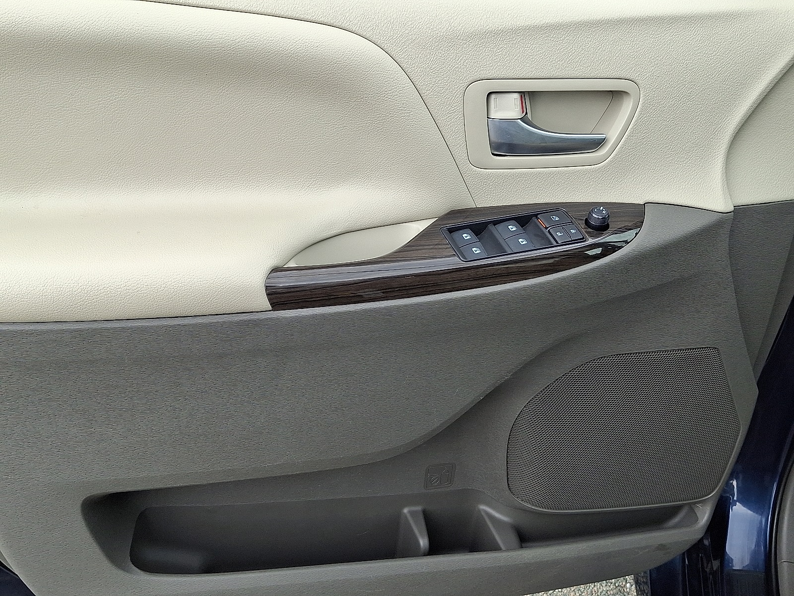 2020 Toyota Sienna XLE photo 15