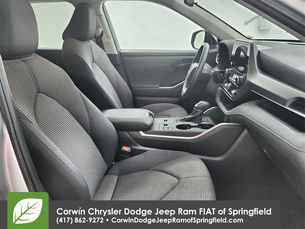2024 Toyota Highlander LE photo 31