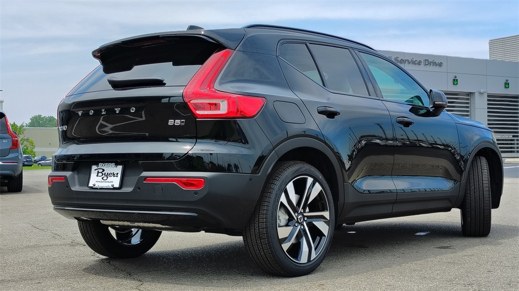 2026 Volvo XC40 photo 2