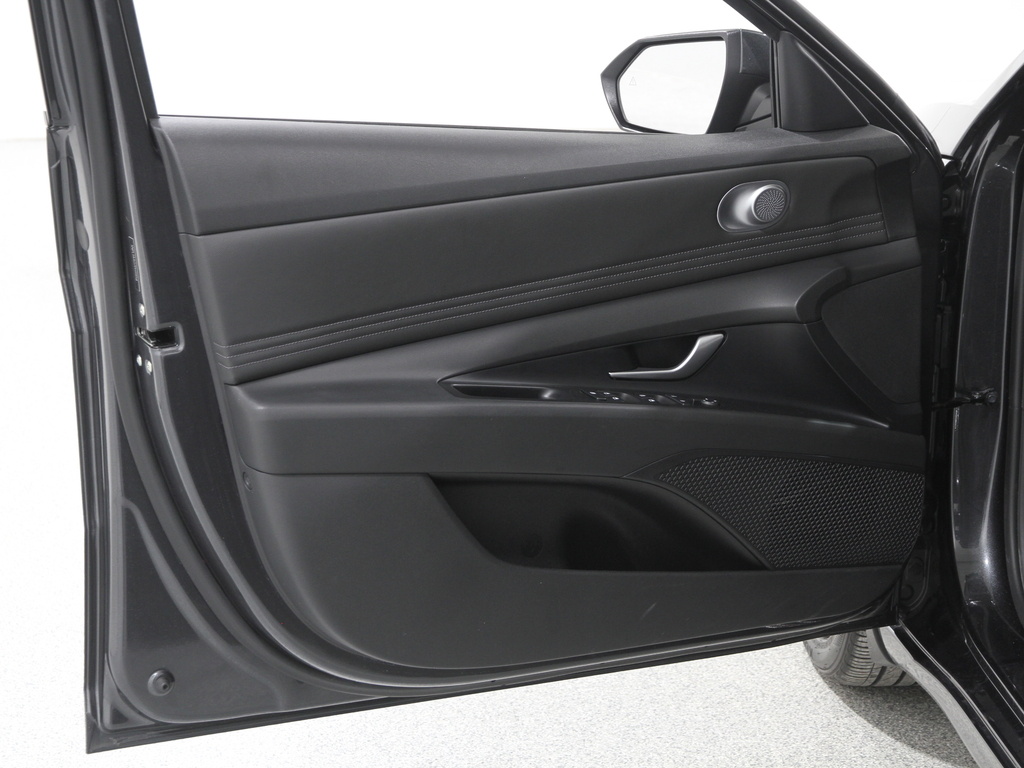 2023 Hyundai Elantra SEL Convenience photo 3