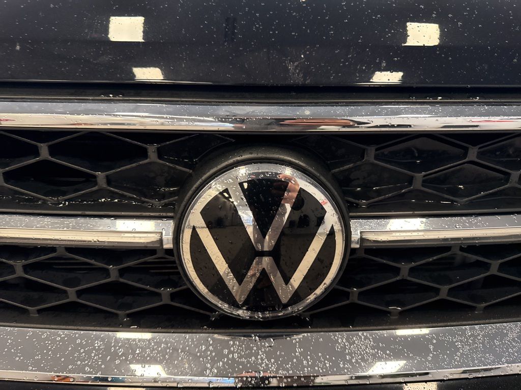 2022 Volkswagen Taos SEL photo 2