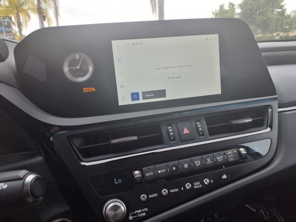 2025 Lexus ES 300h photo 10