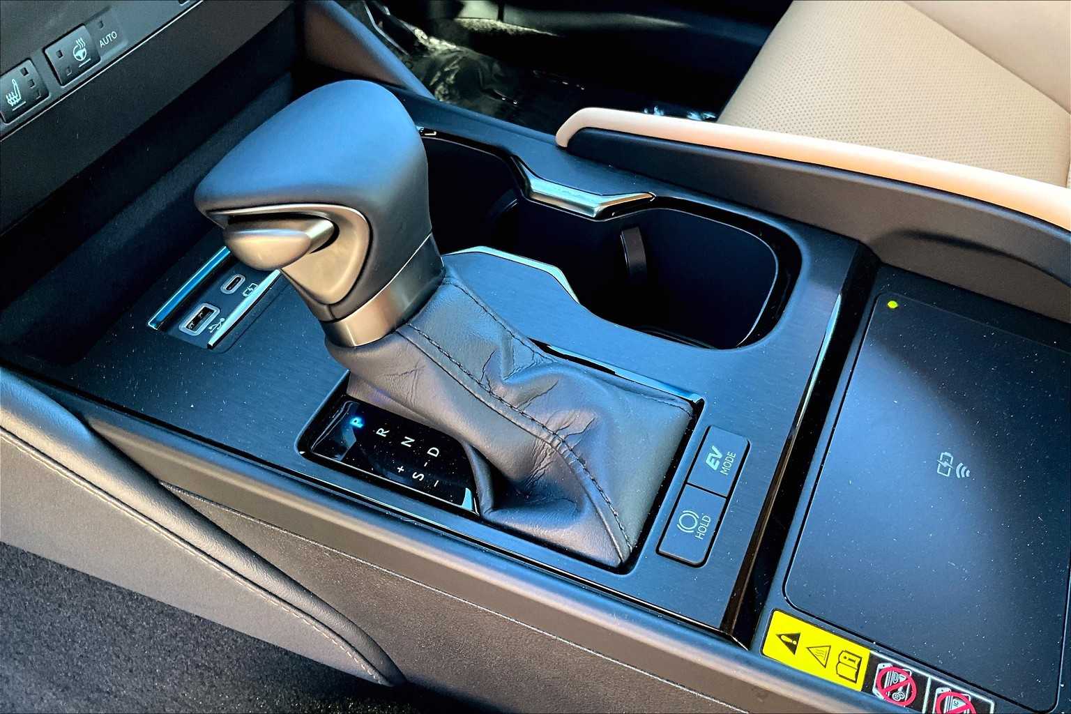 2025 Lexus ES 300h photo 11