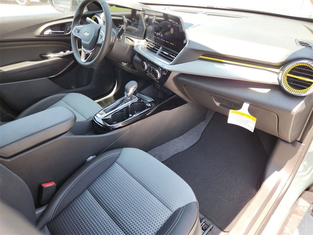 2025 Chevrolet Trax LT photo 23