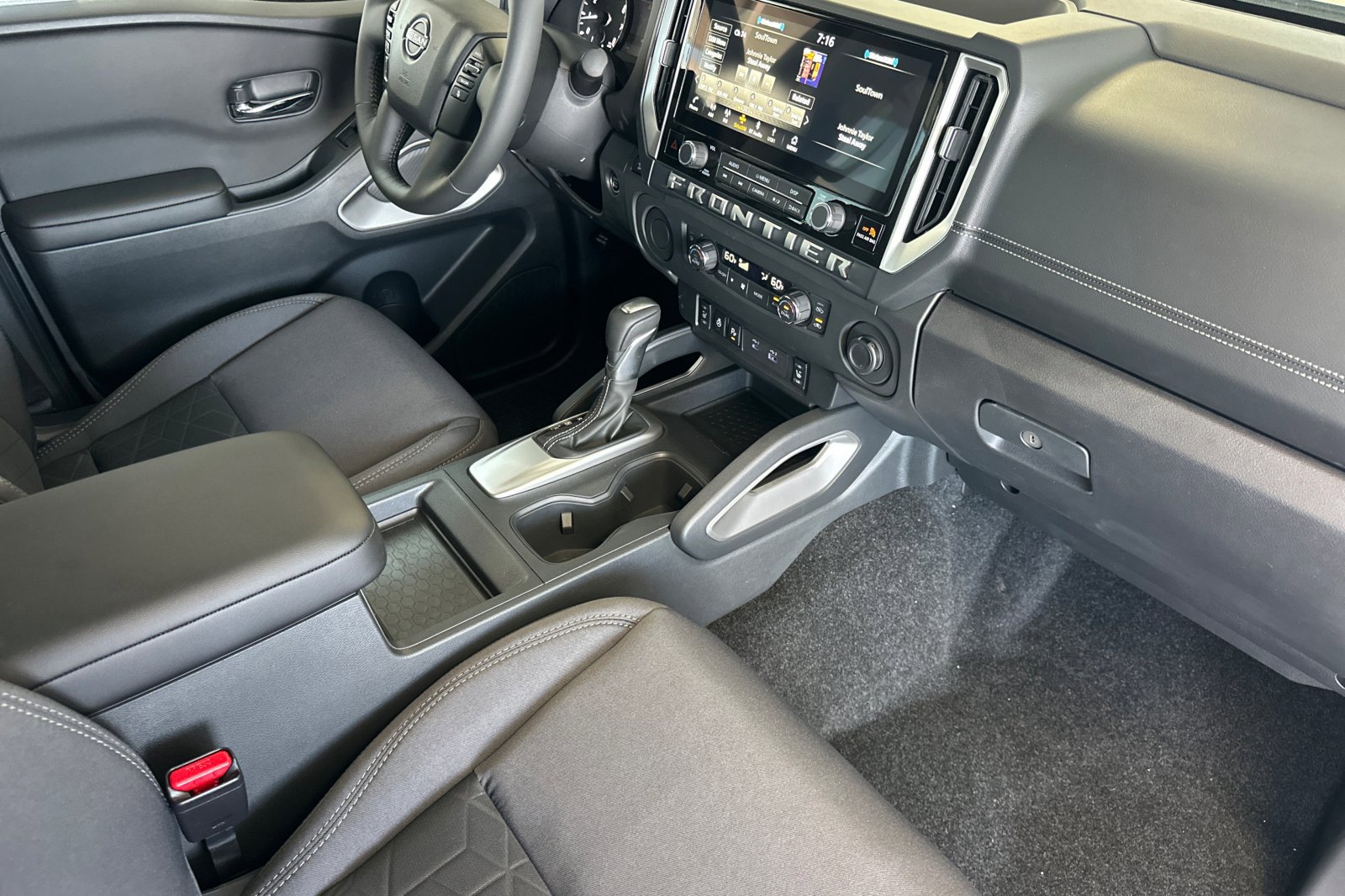 2025 Nissan Frontier SV photo 11