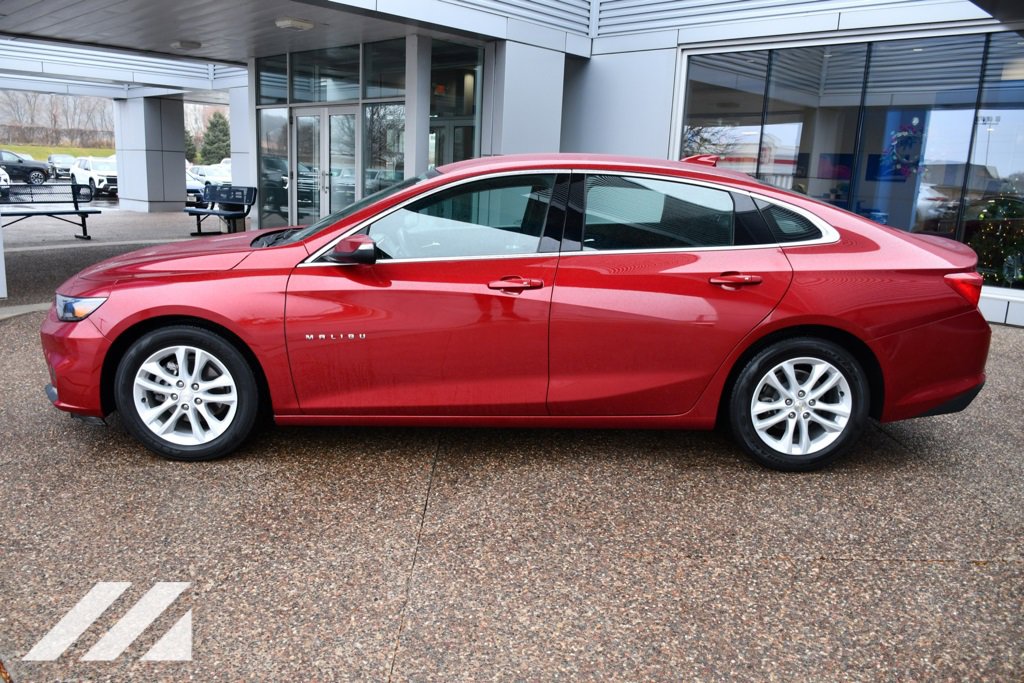 2017 Chevrolet Malibu 1LT photo 3