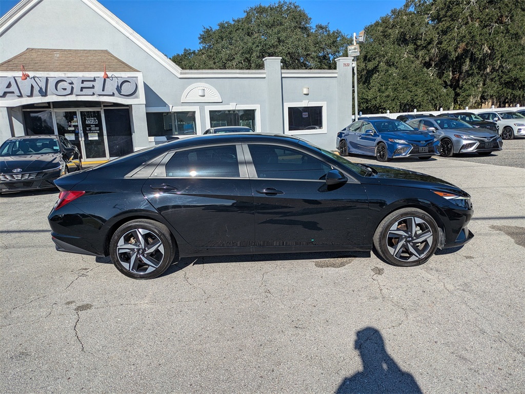 2023 Hyundai Elantra SEL photo 2