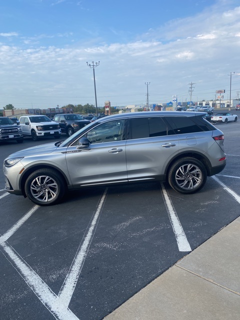 2023 Lincoln Corsair Standard photo 2