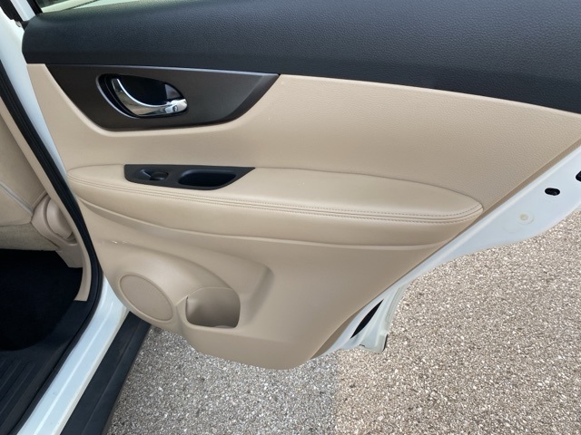 2016 Nissan Rogue SV photo 24