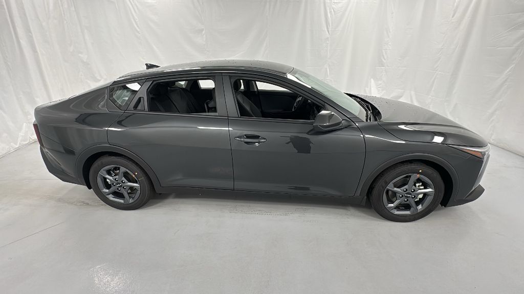 2025 Kia K4 LXS photo 2