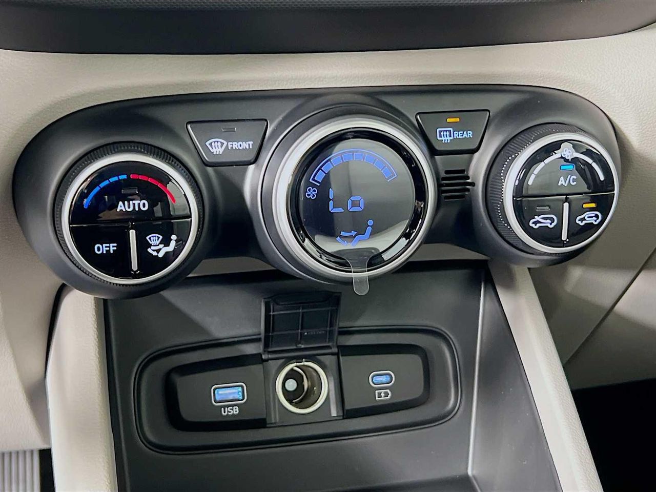 2025 Hyundai Venue SEL photo 11