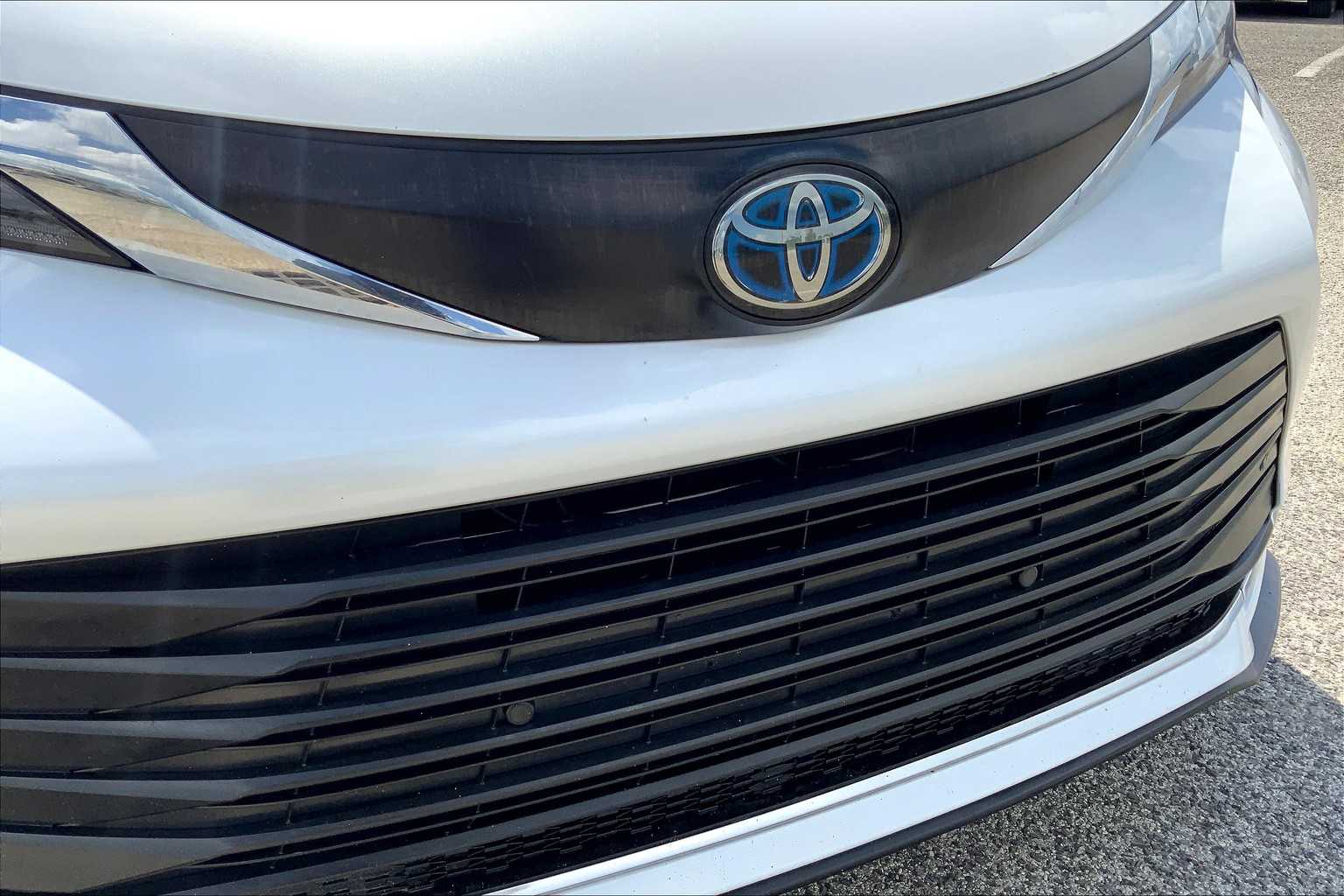 2023 Toyota Sienna XLE photo 28