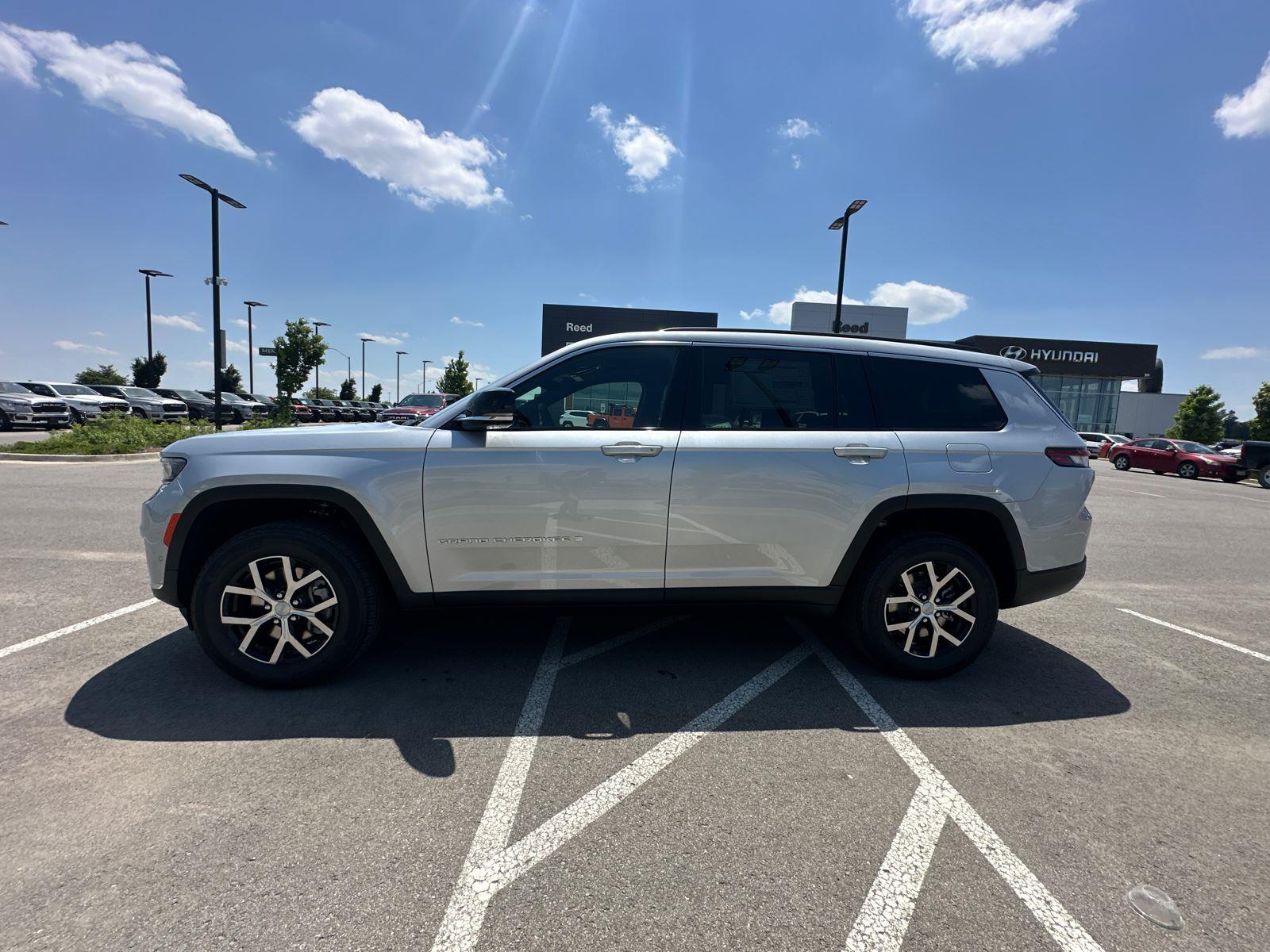 2025 Jeep Grand Cherokee Limited photo 3