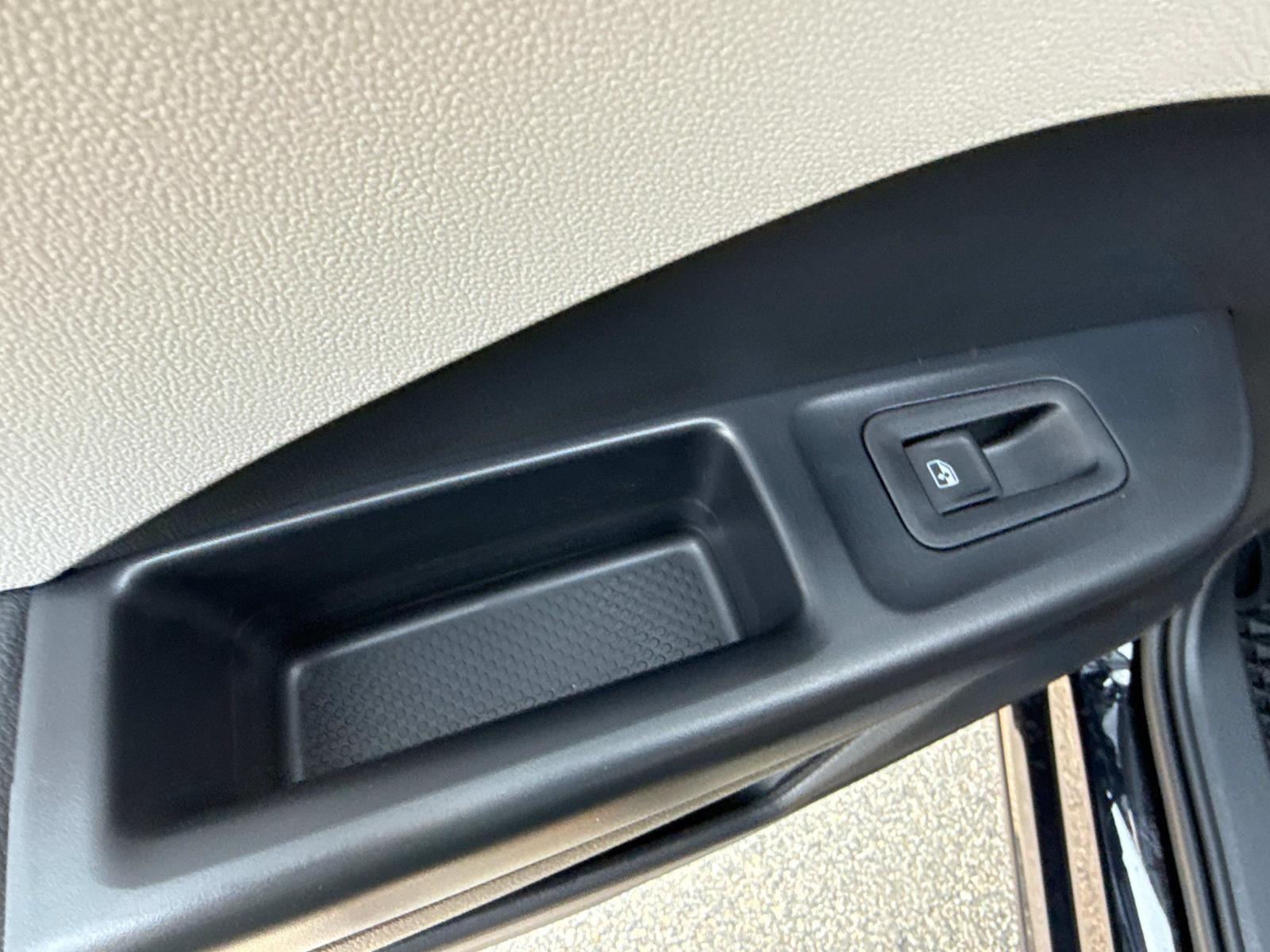 2025 Volkswagen Taos SE photo 4