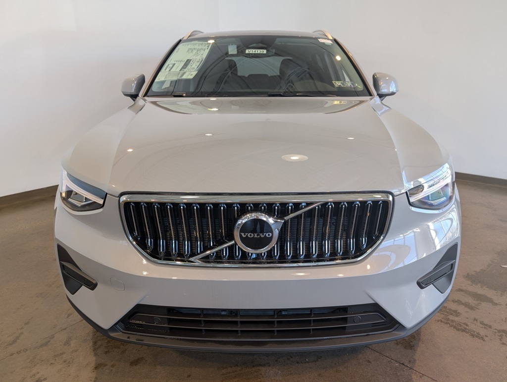 2025 Volvo XC40 Core photo 2