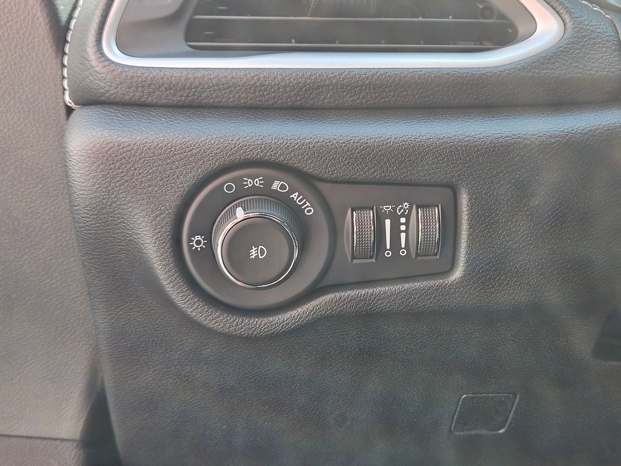 2025 Chrysler Pacifica photo 16