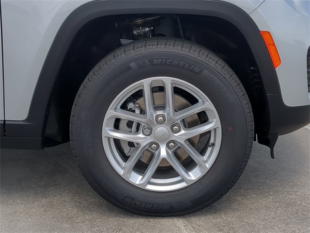 2025 Jeep Grand Cherokee Laredo Altitude photo 9