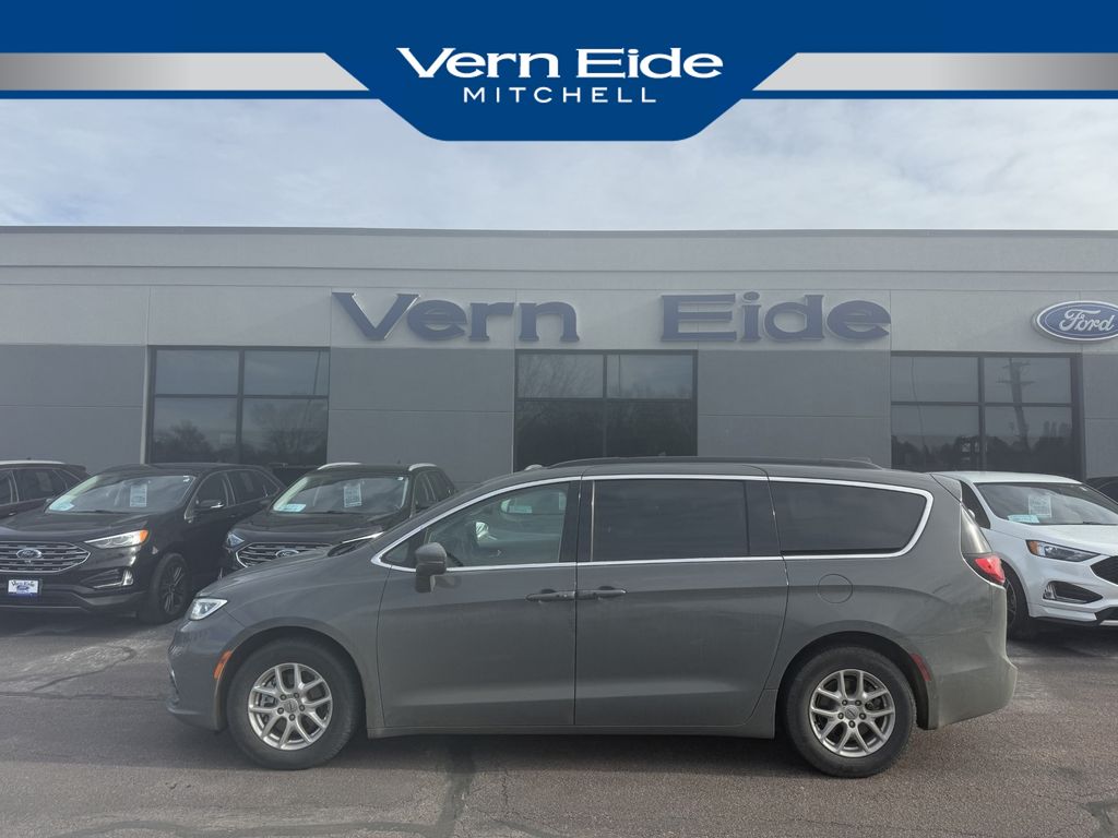 2022 Chrysler Pacifica Touring L's photo