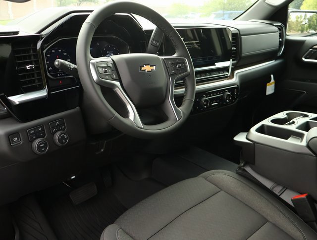 2025 Chevrolet Silverado 1500 LT photo 2