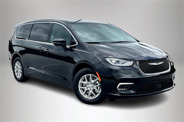 2026 Chrysler Pacifica Select's photo