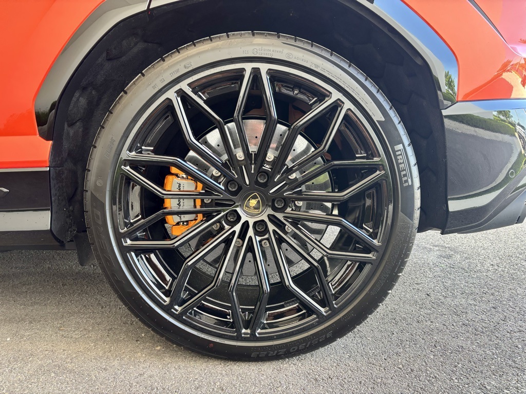 2025 Lamborghini Urus SE photo 11