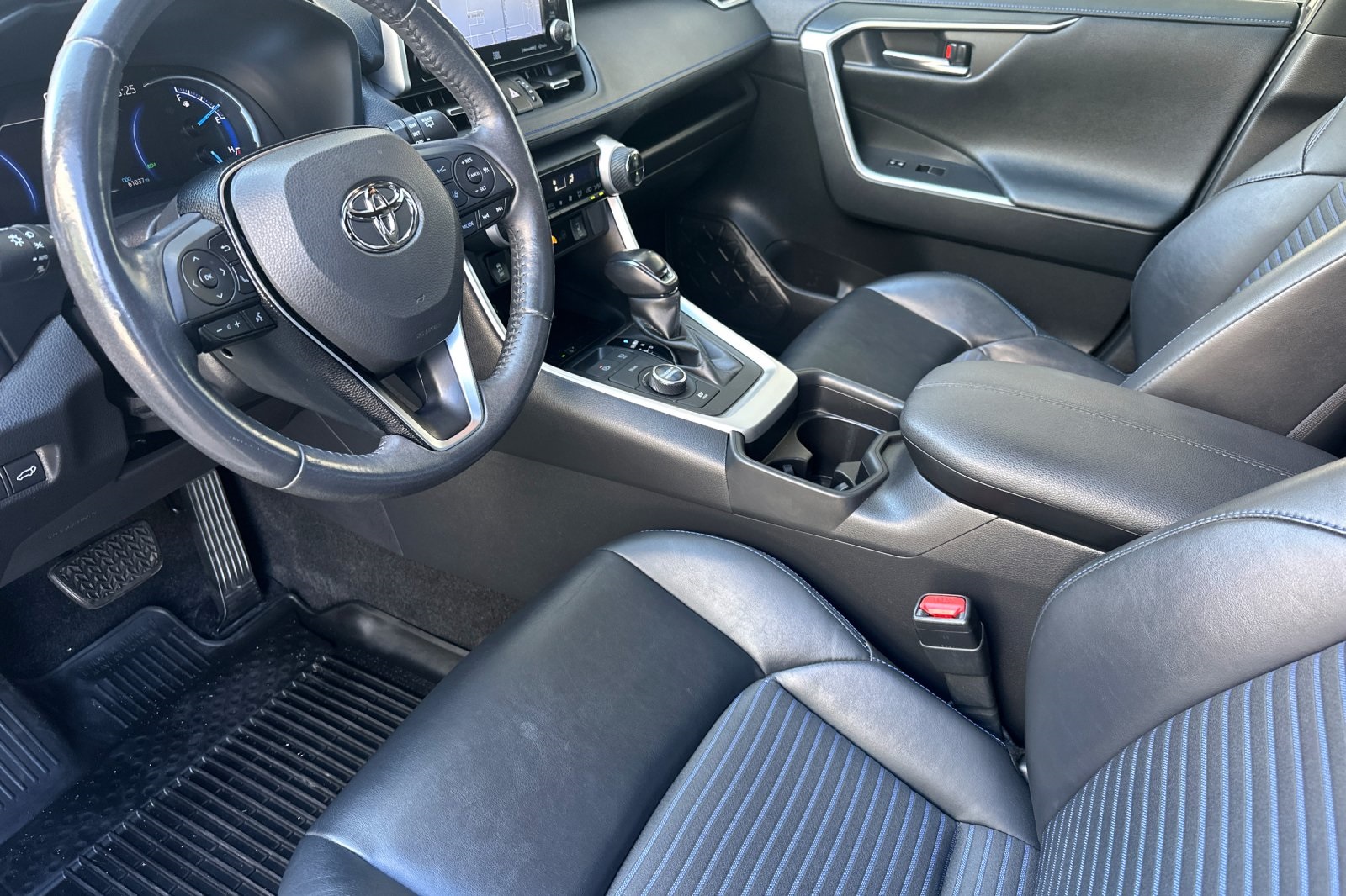 2019 Toyota RAV4 Hybrid XSE photo 8