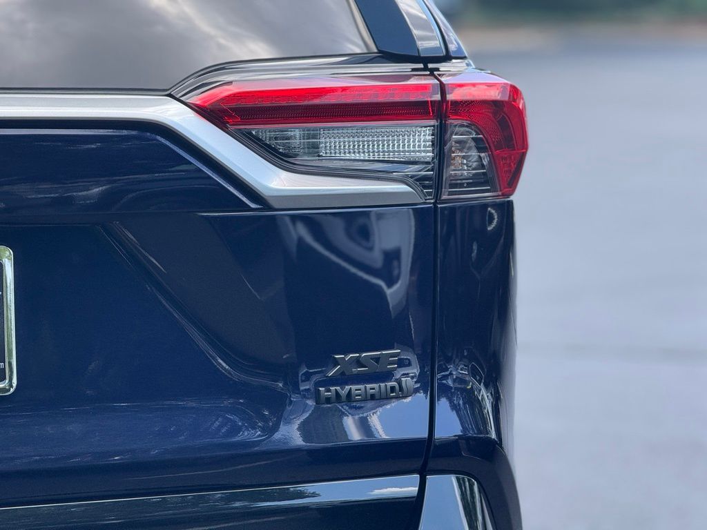 2021 Toyota RAV4 Hybrid XSE photo 7