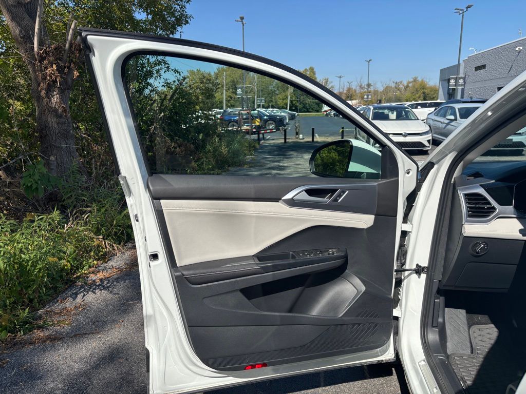2025 Volkswagen Taos SE photo 9