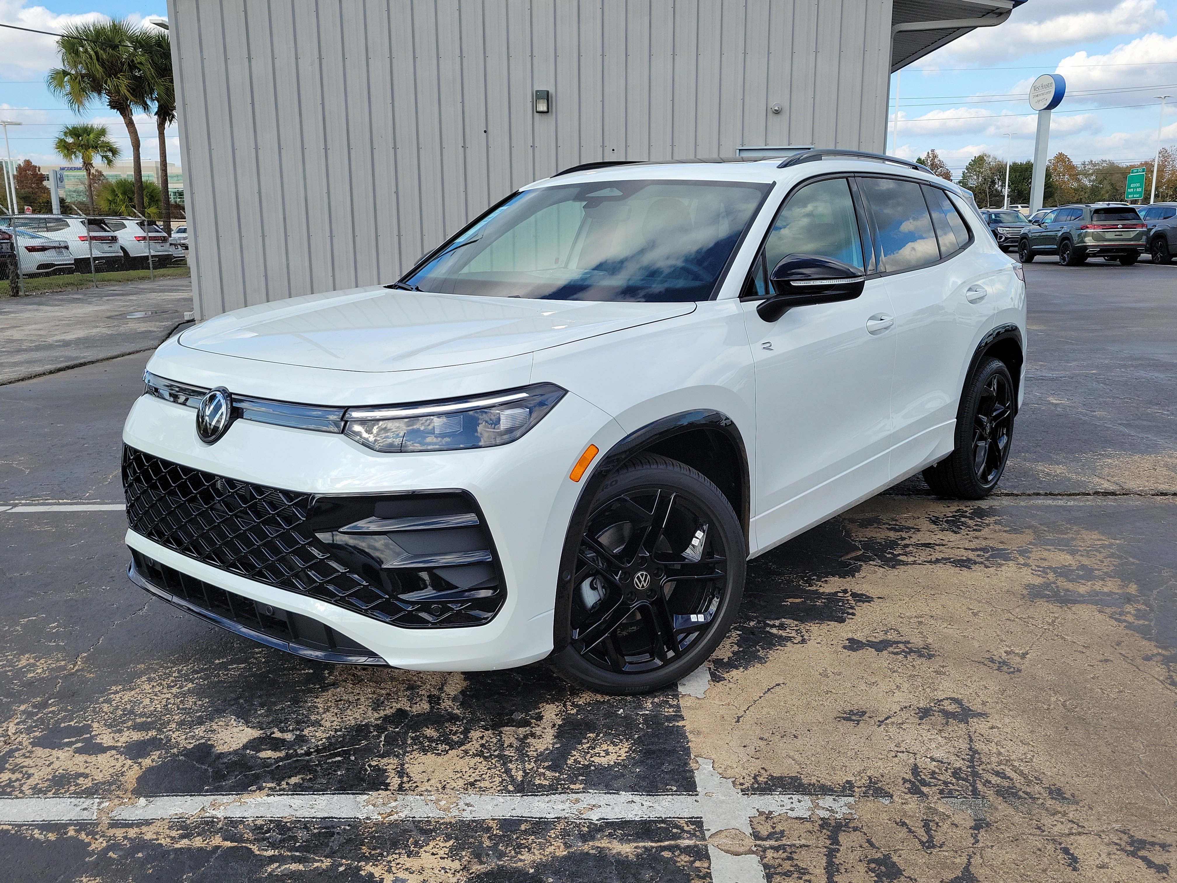 2026 Volkswagen Tiguan SE R-LINE BLACK's photo