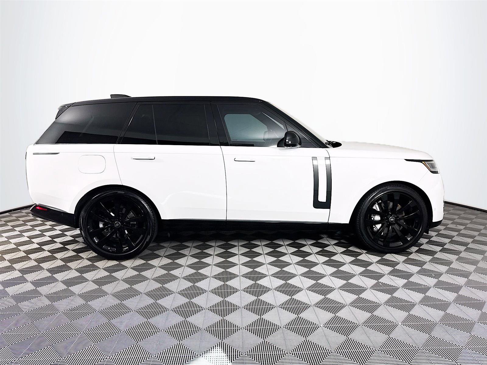 2022 Land Rover Range Rover SE photo 2