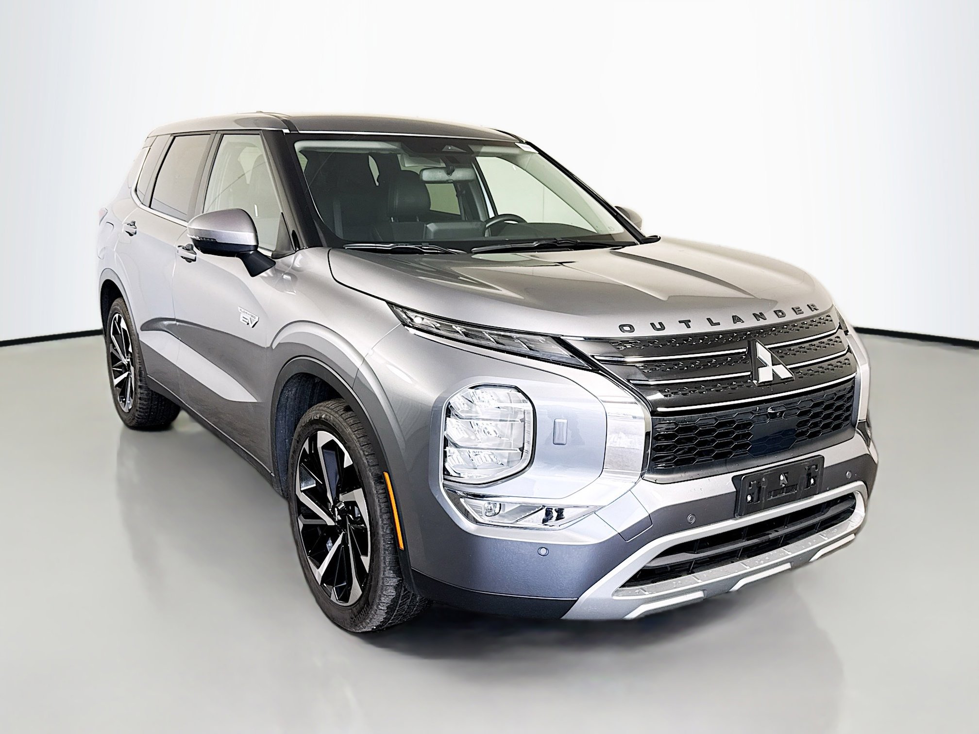 2024 Mitsubishi Outlander Plug-in Hybrid SE's photo