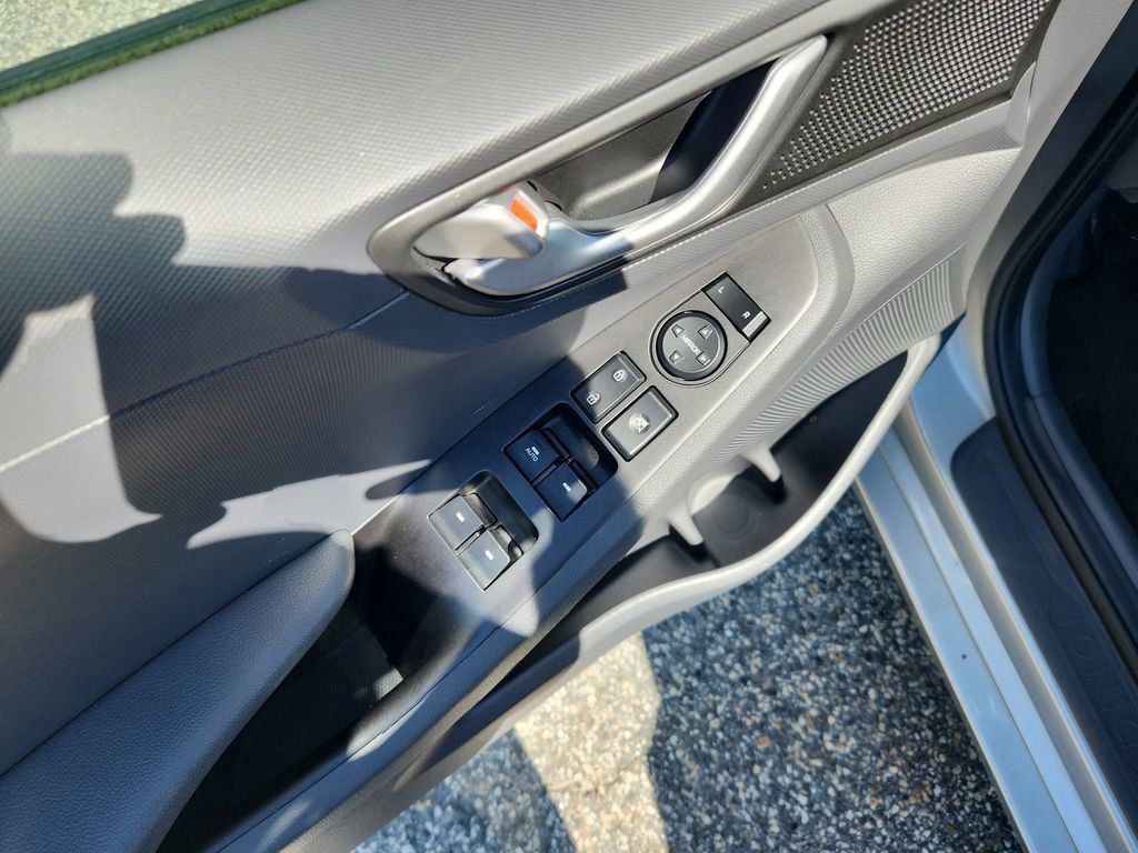 2019 Hyundai Ioniq Plug-In Hybrid photo 11