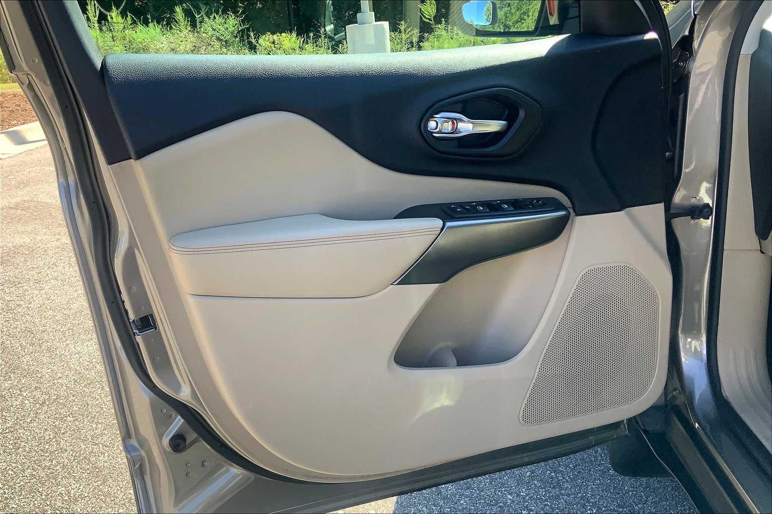 2020 Jeep Cherokee Latitude photo 22