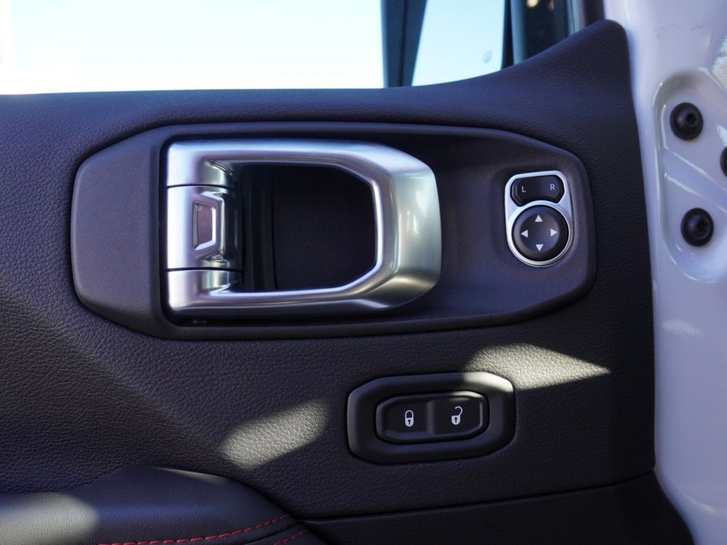 New 2026 Bright White Clear-Coat Exterior Paint Jeep Rubicon image 9