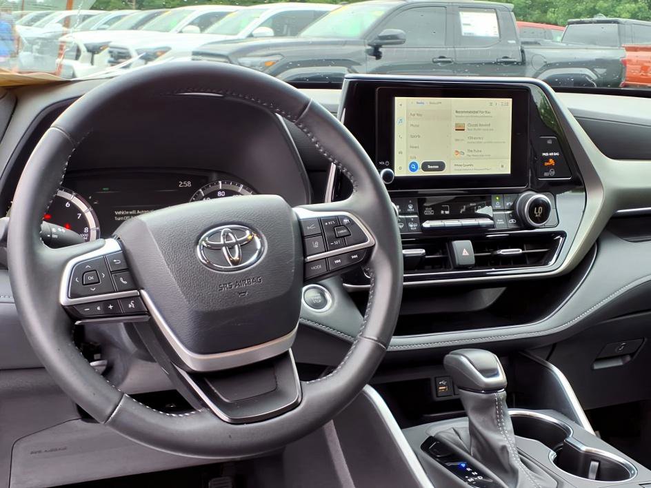 2024 Toyota Highlander LE photo 11